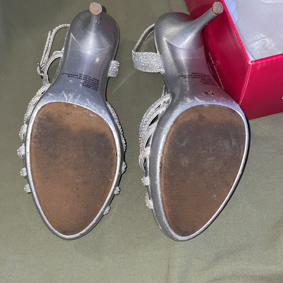 Silver Heels - Picture 4 of 5